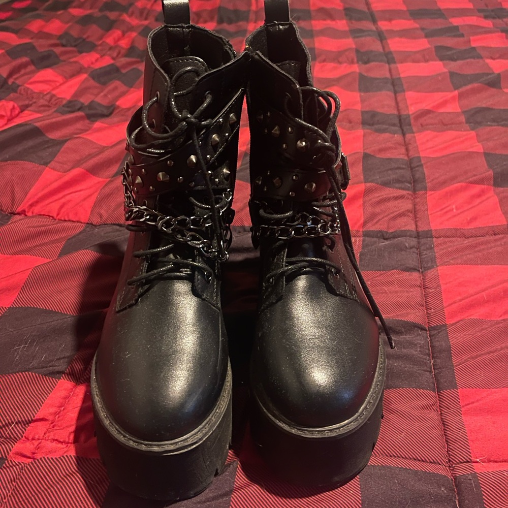 Size 7 platform boot! - Picture 4 of 5
